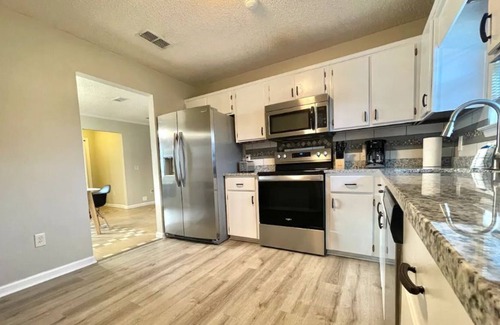 Hinesville House | Vibrant Family Home, Ping Pong table & Large Yard