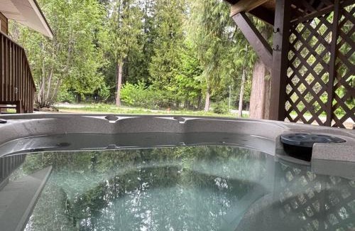 Spirit Lake House | Vibrant Forest Retreat - Game Room, Spa, Fire Pit - Sleeps10