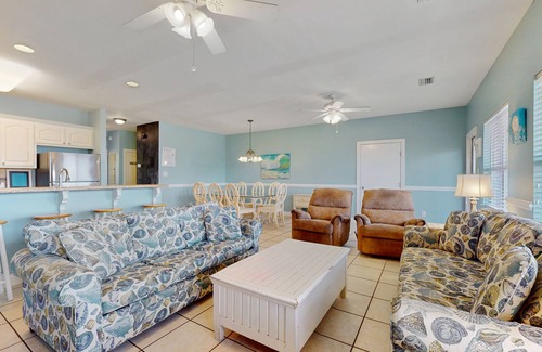 Southpointe House | Vibrant Gulf Front Duplex w/a Shared Pool & Free WiFi in a Great Location