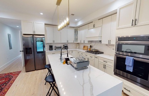 Park View Apartment | Vibrant Home Away From Home