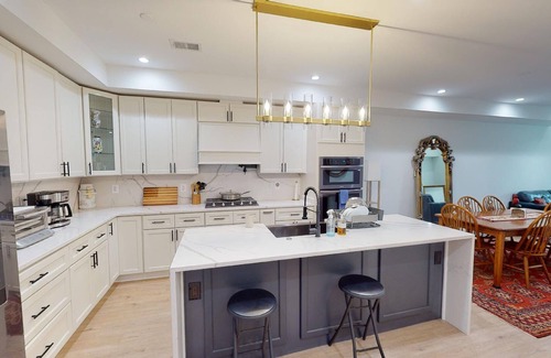 Park View Apartment | Vibrant Home Away From Home