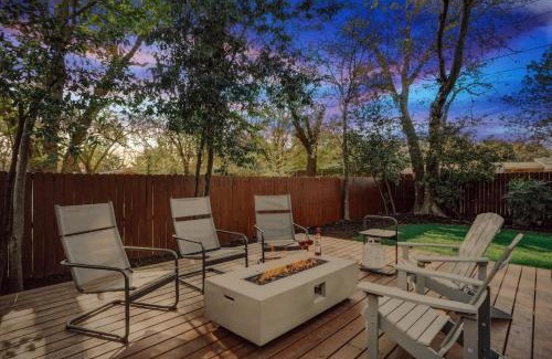 Irving House | Vibrant House w Great Backyard Pool and Jacuzzi