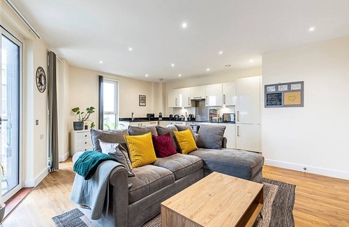 Alperton Apartment | Vibrant London Canal Apartment