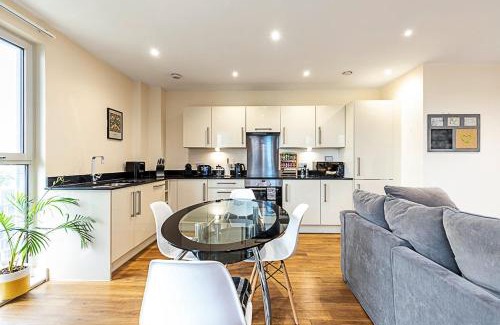 Alperton Apartment | Vibrant London Canal Apartment