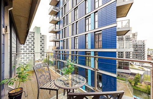 Alperton Apartment | Vibrant London Canal Apartment
