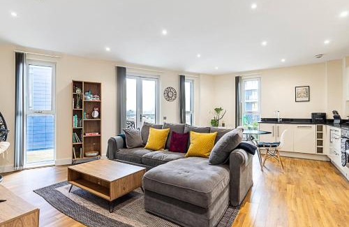 Alperton Apartment | Vibrant London Canal Apartment