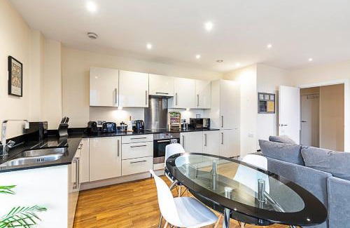Alperton Apartment | Vibrant London Canal Apartment