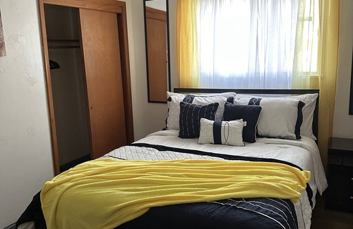 Milwaukee House | Vibrant Lower Suite