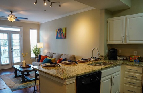 Atlantic Station Area Apartment | ✰Vibrant Luxe Midtown Apt ✰✰ FREE gated parking✰
