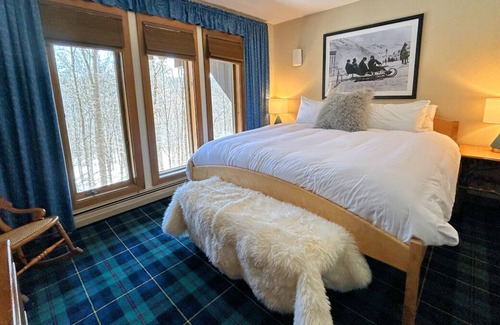 Plymouth House | Vibrant & Luxurious Retro Mountain Home Minutes To Okemo & Killington