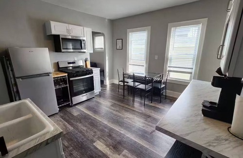 Riverwest House | Vibrant Milwaukee Townhome near Downtown