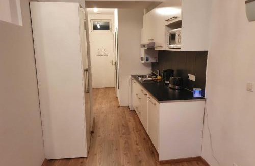 Erdberg Apartment | Vibrant Red Apartment I contactless Check-In