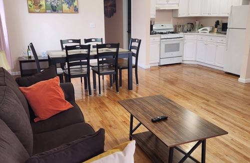 East New York House | 🌊☀️🌲Vibrant Stay with Free Wine🌲🌊☀️