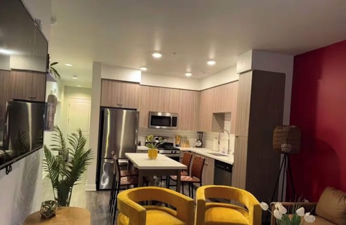 Glendale Apartment | Vibrant Unit in The Griffith