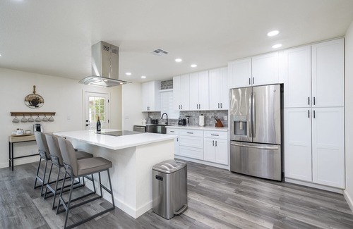 New Papago Parkway House | Vibrant Urban Escape! Discover Comfort and Convenience in the Tempe Scottsdale