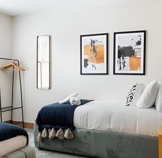 East Walworth Apartment | Vibrant Urban Escape, Family Friendly - Sleeps 8!