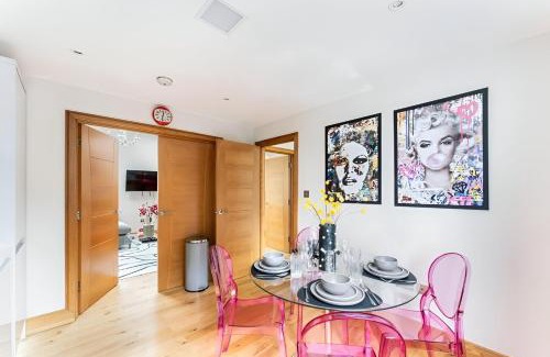 East Walworth Apartment | Vibrant Urban Escape, Family Friendly - Sleeps 8!