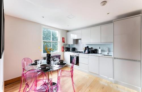 East Walworth Apartment | Vibrant Urban Escape, Family Friendly - Sleeps 8!