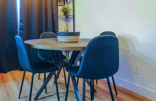 Las Vegas House | Vibrant Vegas Retreat, Quiet, Cozy, 18 min to Strip