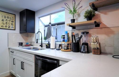 Las Vegas House | Vibrant Vegas Retreat, Quiet, Cozy, 18 min to Strip