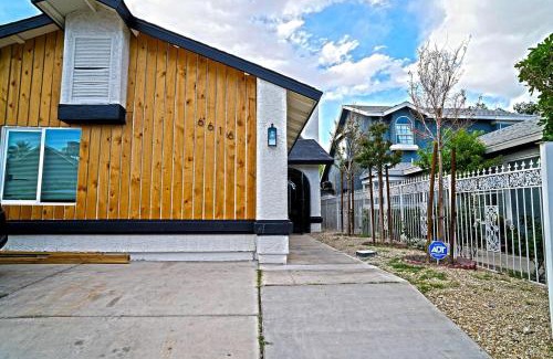 Las Vegas House | Vibrant Vegas Retreat, Quiet, Cozy, 18 min to Strip
