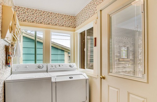 North Bend House | Vibrant Victorian with deck, fireplace, & washer/dryer - near shops/dining/water
