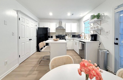 North Raleigh House | Vibrant Villa Green - 2 King Beds Pets Park Nearby