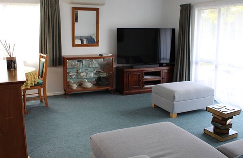 Coromandel House | Victoria Cottage - Central accommodation with boat parking available