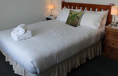 Coromandel House | Victoria Cottage - Central accommodation with boat parking available
