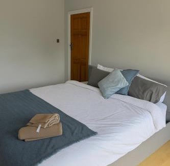 Haselbury House | Victoria House - Cozy Rooms