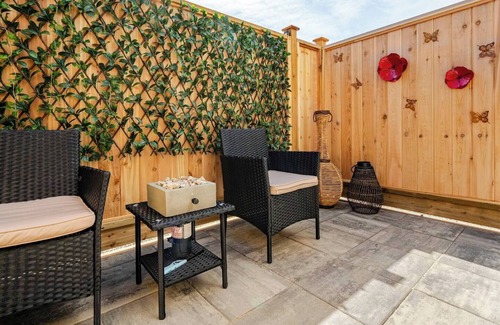 Victoria House | Victoria's Oceanside Family Retreat 2br new nbsmt, 15 walking min to the beach