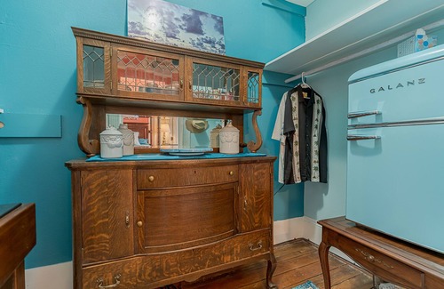 Galveston House | Victorian charm 5 blocks to beach at Courtland Manor (2nd Floor Rental)