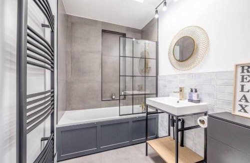 Windsor House | Victorian Cottage, Close 2 All The Sights, Parking