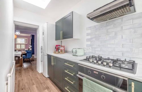 Windsor House | Victorian Cottage, Close 2 All The Sights, Parking