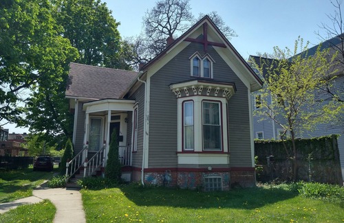 Midtown House | Victorian Cottage in Midtown Detroitn3 Bedrooms, 1 1/2 baths, Sleeps 5