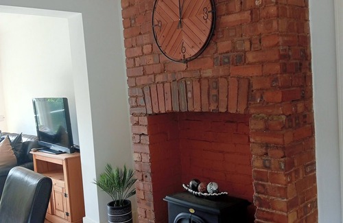 Staines House | Victorian Charm Home near Thorpe park, Heathrow Airport and Windsor.