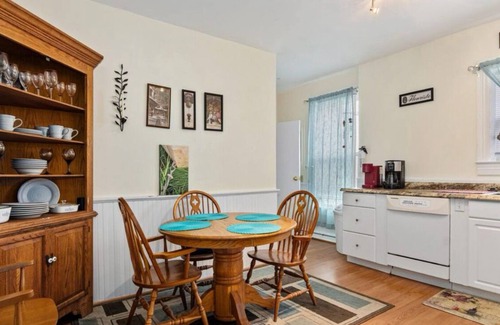 Rock Hall House | Victorian Lodge on Main Street, Rock Hall MDnWalk to Everything!nSleeps 2 to 4