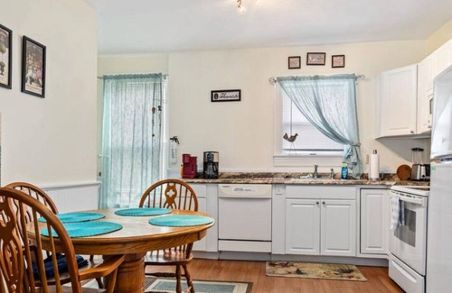 Rock Hall House | Victorian Lodge on Main Street, Rock Hall MDnWalk to Everything!nSleeps 2 to 4