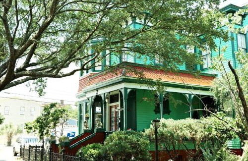 Historic Downtown Savannah House | Victorian Modern Room in Carriage House - Unit B