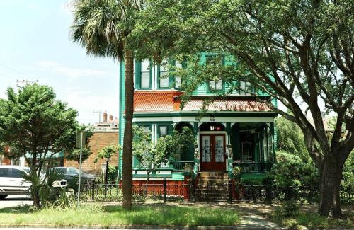 Historic Downtown Savannah House | Victorian Modern Room in Carriage House - Unit B