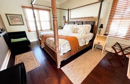 Historic Downtown Savannah House | Victorian Modern Room in Carriage House - Unit B