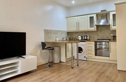 Liverpool Apartment | Victorian property 2 minutes to the station in leafy suburbs.