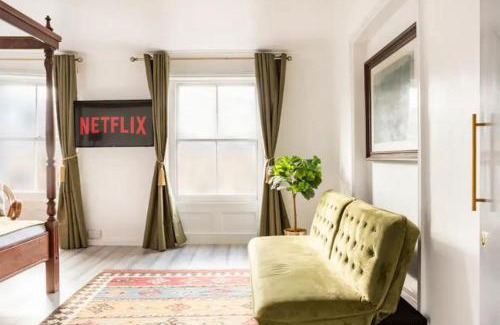 Haverstock Apartment | Victorian Style Apartment w/Four-Poster Bed in Camden Town