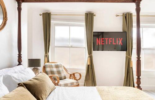 Haverstock Apartment | Victorian Style Apartment w/Four-Poster Bed in Camden Town