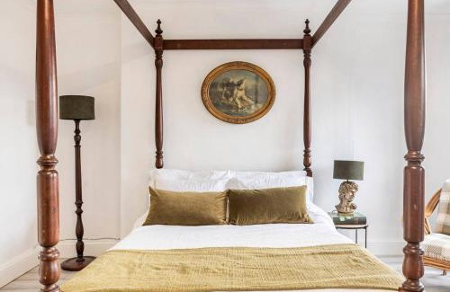 Haverstock Apartment | Victorian Style Apartment w/Four-Poster Bed in Camden Town