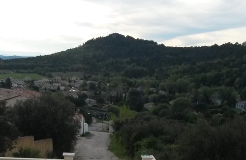 Saint-Hippolyte-de-Montaigu Cottage | View on the castle of Uzes and the Cevennes.