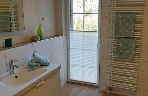 Altenhagen Apartment | Viel Harmonie - Moderne Ferienwohnung nahe Steinhude mit Terrasse