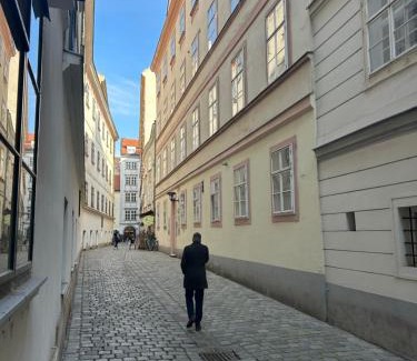Innere Stadt Apartment | Vienna Hideaways - Boutique Stay with Secret Courtyard Access
