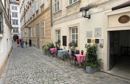 Innere Stadt Apartment | Vienna Hideaways - Boutique Stay with Secret Courtyard Access