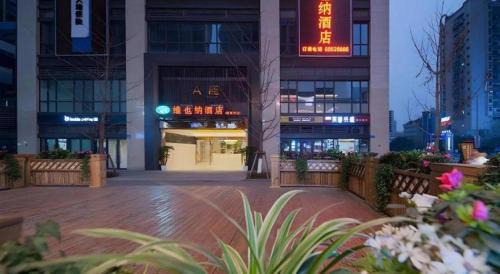 Chongqing Hotel | Vienna Hotel Chongqing Yangjiaping Pedestrian Street Light Railway Station